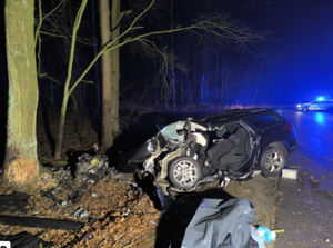 rozbity pojazd stoi na poboczu drogi