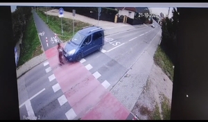 kadr z filmu potrącenie na przejeździe rowerowym widać samochód potrącający kobietę na rolkach