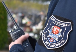 widok ramienia policjanta z naszywką