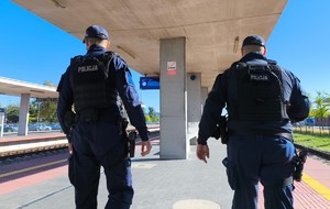 policjanci Ogniwa Patrolowo-interwencyjnego idą po peronie