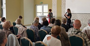 policjantka prowadzi zajęcia dla seniorów