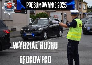 policjant na skrzyżowaniu pokazuje kierunek przejeżdżającym samochodom, za nim pojazdy uprzywilejowane bmw z kolumny prezydenckiej