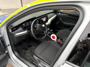 zdjęcia z uroczystości przekazania radiowozu, samochód stoi przed budynkiem rady miejskiej przy jezdni, przy samochodzie stoją osoby - burmistrzowie, komendanci i przewodniczący - 5 osób. radiowóz ma włączone sygnały świetlne