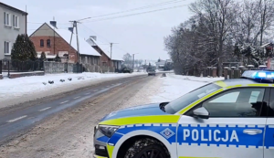 radiowóz stoi przy ośnieżonej drodze