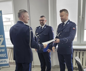zdjęcia przedstawiające policjantów, emerytowanego, dwóch nowych kierowników i komendanta wręczającego rozkazy