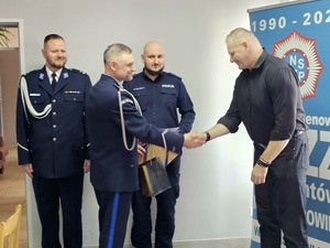 zdjęcia przedstawiające policjantów, emerytowanego, dwóch nowych kierowników i komendanta wręczającego rozkazy