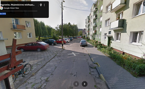 fotografie przedstawiają zdjęcia z google maps pojazdów zaparkowanych nieprawidłowo