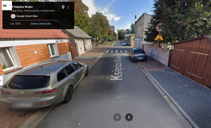 fotografie przedstawiają zdjęcia z google maps pojazdów zaparkowanych nieprawidłowo