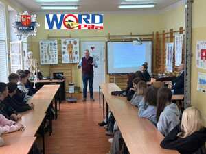 zdjęcia prowadzących zajęcia w sali szkolnej, logo policji, akcji