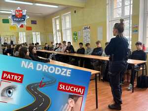 zdjęcia prowadzących zajęcia w sali szkolnej, logo policji, akcji