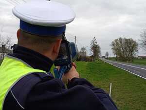 policjant z miernikiem prędkości