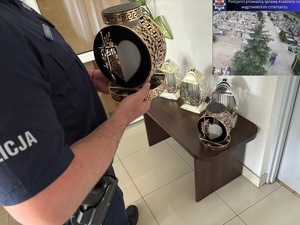 policjant trzyma odzyskany znicz