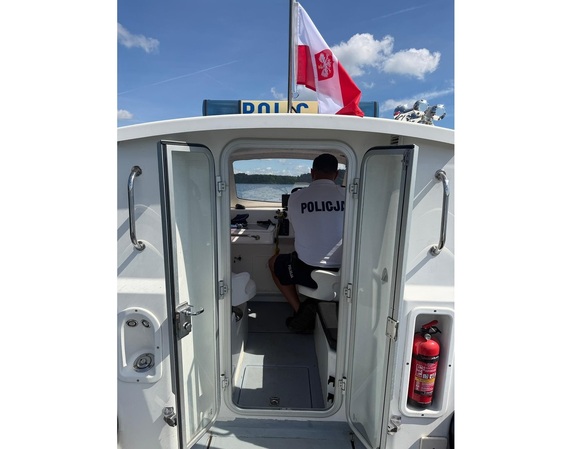 policjant w kabinie łodzi