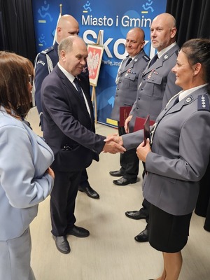 policjanci podczas święta policji , wręczanie wyróżnień, mianowań, odznaczeń, przemowy, uściski rąk