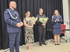 policjanci podczas święta policji , wręczanie wyróżnień, mianowań, odznaczeń, przemowy, uściski rąk