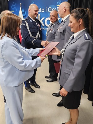 policjanci podczas święta policji , wręczanie wyróżnień, mianowań, odznaczeń, przemowy, uściski rąk