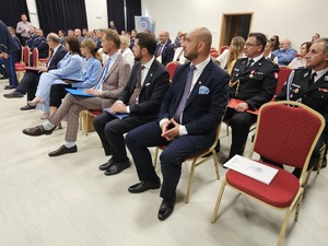 policjanci podczas święta policji , wręczanie wyróżnień, mianowań, odznaczeń, przemowy, uściski rąk