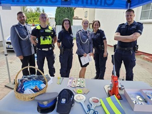 policjanci podczas święta policji , wręczanie wyróżnień, mianowań, odznaczeń, przemowy, uściski rąk