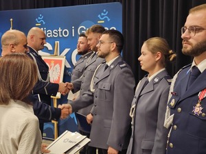 policjanci podczas święta policji , wręczanie wyróżnień, mianowań, odznaczeń, przemowy, uściski rąk