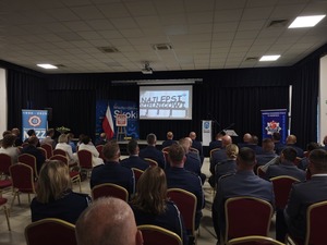 policjanci podczas święta policji , wręczanie wyróżnień, mianowań, odznaczeń, przemowy, uściski rąk