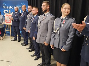 policjanci podczas święta policji , wręczanie wyróżnień, mianowań, odznaczeń, przemowy, uściski rąk