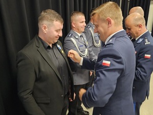 policjanci podczas święta policji , wręczanie wyróżnień, mianowań, odznaczeń, przemowy, uściski rąk