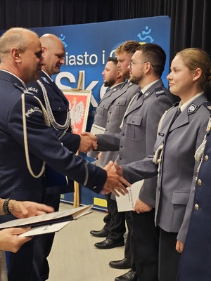 policjanci podczas święta policji , wręczanie wyróżnień, mianowań, odznaczeń, przemowy, uściski rąk