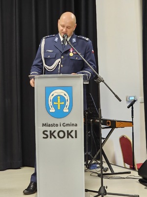 policjanci podczas święta policji , wręczanie wyróżnień, mianowań, odznaczeń, przemowy, uściski rąk