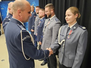 policjanci podczas święta policji , wręczanie wyróżnień, mianowań, odznaczeń, przemowy, uściski rąk