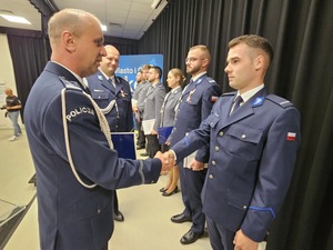 policjanci podczas święta policji , wręczanie wyróżnień, mianowań, odznaczeń, przemowy, uściski rąk