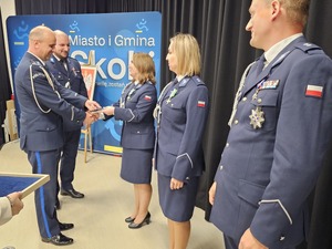 policjanci podczas święta policji , wręczanie wyróżnień, mianowań, odznaczeń, przemowy, uściski rąk