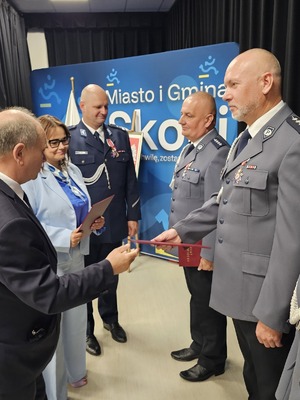 policjanci podczas święta policji , wręczanie wyróżnień, mianowań, odznaczeń, przemowy, uściski rąk
