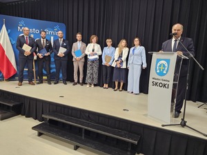 policjanci podczas święta policji , wręczanie wyróżnień, mianowań, odznaczeń, przemowy, uściski rąk