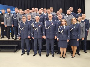policjanci podczas święta policji , wręczanie wyróżnień, mianowań, odznaczeń, przemowy, uściski rąk