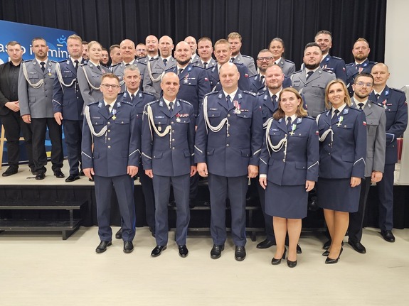 policjanci podczas święta policji , wręczanie wyróżnień, mianowań, odznaczeń, przemowy, uściski rąk