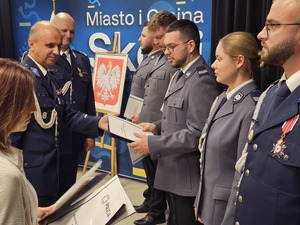 policjanci podczas święta policji , wręczanie wyróżnień, mianowań, odznaczeń, przemowy, uściski rąk